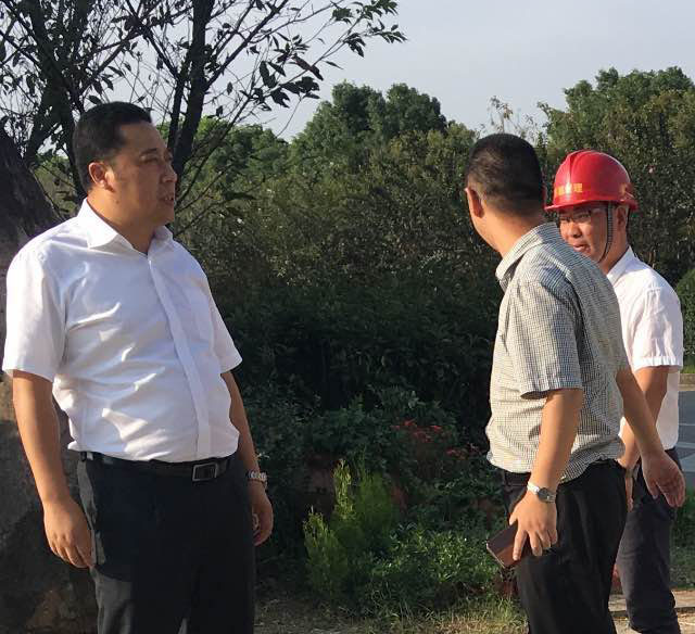 周恒超董事长与徐仁标市长、李昌明常务副市长交谈